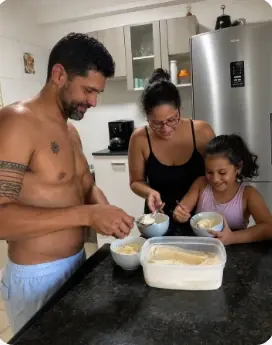 Familia preparando helado casero junto a su hija en la cocina